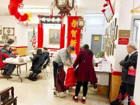 中國僑網(wǎng)16日,爭取入籍的僑胞涌至中華公所要求免費(fèi)填表。 (美國《僑報》/葉永康 攝)