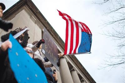 中國僑網(wǎng)美國民眾在白宮前集會抗議特朗普移民新政 據(jù)新華社