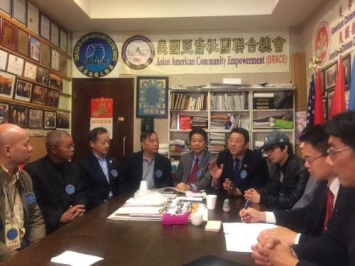 中國僑網(wǎng)陳文仲(左七)在亞裔維權大聯(lián)盟表示感謝。(美國《世界日報》/黃伊奕 攝)