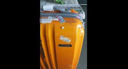 中國(guó)僑網(wǎng)圖為男搭客戲稱裝有“炸彈”的行李箱。(馬來(lái)西亞《詩(shī)華日?qǐng)?bào)》)