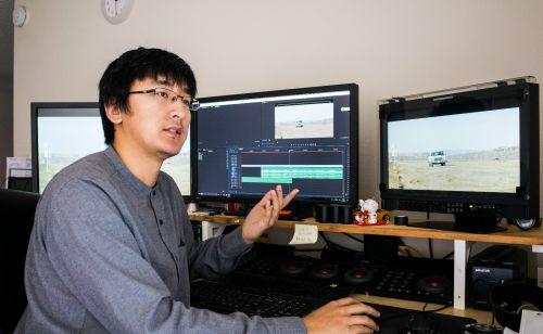 中國僑網(wǎng)工作中的夏亮。(美國《僑報》/夏亮供圖)