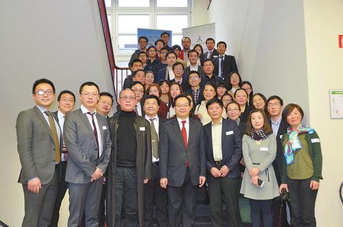 中國僑網(wǎng)成立大會后大家合影留念。