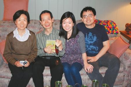 中國(guó)僑網(wǎng)國(guó)學(xué)老師蘇士雄一家。