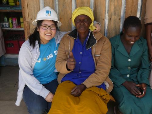 中國僑網(wǎng)許丹英(左)表示,這趟志工之旅改變她對世界和生命的觀點。(美國《世界日報》)