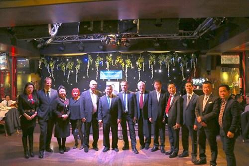 中國(guó)僑網(wǎng)蔡垂彪與部分法國(guó)政界及僑界代表在活動(dòng)現(xiàn)場(chǎng)。(法國(guó)《歐洲時(shí)報(bào)》/孔帆 攝)