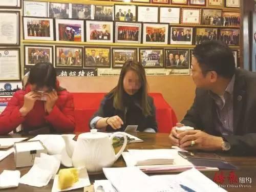 中國僑網(wǎng) 遭非裔同事持槍射殺的華裔青年陳進的表妹和姑媽19日再次求助亞總會。(美國《僑報》/崔國萁 攝)