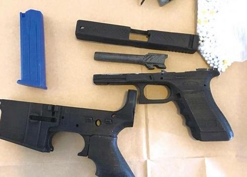 中國僑網(wǎng)警察在華裔青年家用搜獲的3D打印制造手槍。(香港《星島日報》圖片)