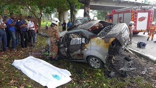 中國僑網(wǎng)事發(fā)后,不少人駐足圍觀。(馬來西亞《中國報》)