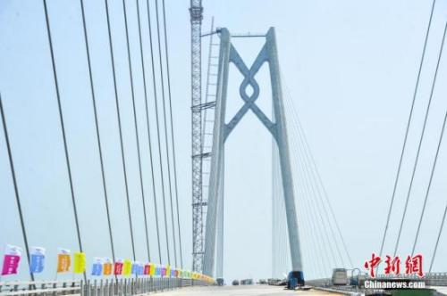 中國僑網(wǎng)資料圖 港珠澳大橋青州航道橋采用“中國結(jié)”造型。 中新社記者 陳驥旻 攝