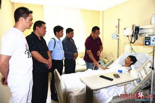 中國(guó)僑網(wǎng)使館領(lǐng)事和慈善總會(huì)領(lǐng)導(dǎo)來(lái)到醫(yī)院看望了患病僑胞。(阿根廷華人網(wǎng))
