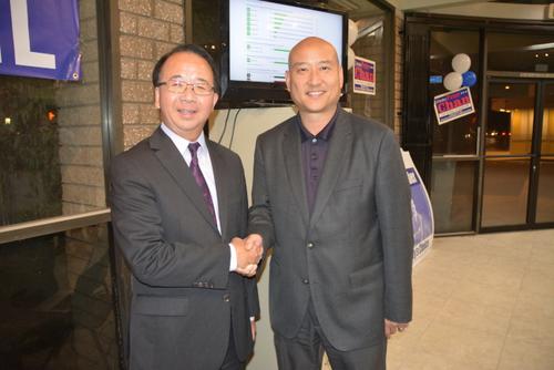 中國(guó)僑網(wǎng)陳贊新(左)、梁僑漢(右)7日晚間開票一路領(lǐng)先。(美國(guó)《世界日?qǐng)?bào)》/高梓原 攝)