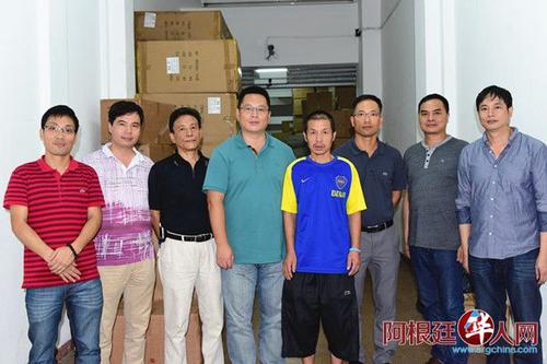 中國僑網(wǎng)使館領(lǐng)導(dǎo)和僑團(tuán)僑領(lǐng)與李山峰(右四)的合影(阿根廷華人網(wǎng))