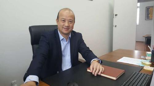 中國(guó)僑網(wǎng)張乙坤會(huì)長(zhǎng)在接受記者采訪。