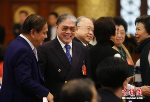 中國(guó)僑網(wǎng)霍震霆委員(左二)與委員交流(資料圖)。中新社記者 杜洋 攝