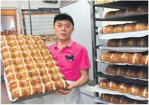 中國僑網李統(tǒng)敏烘焙十字面包(新西蘭中文先驅報)