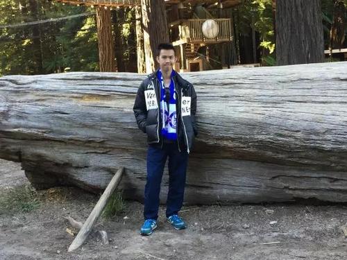 中國僑網蔡家駿走失時穿著圖中衣服(新西蘭天維網)