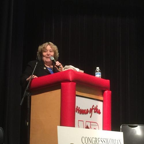 中國(guó)僑網(wǎng)羅芙根親切回答民眾所提問(wèn)題。(美國(guó)《世界日?qǐng)?bào)》/王金城 攝)