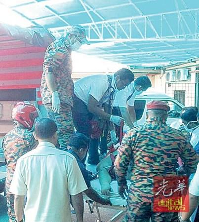 中國僑網(wǎng)重300公斤華裔男子在消拯員協(xié)助下送抵蘇丹后端姑拜濃醫(yī)院接受治療。(馬來西亞《光華日?qǐng)?bào)》)