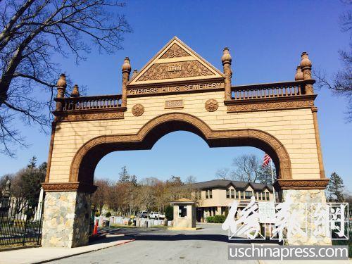 中國僑網(wǎng)柏山墓園大門。(美國《僑報》/林菁 攝)