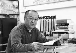 中國(guó)僑網(wǎng)崔和平正在查看英國(guó)地圖