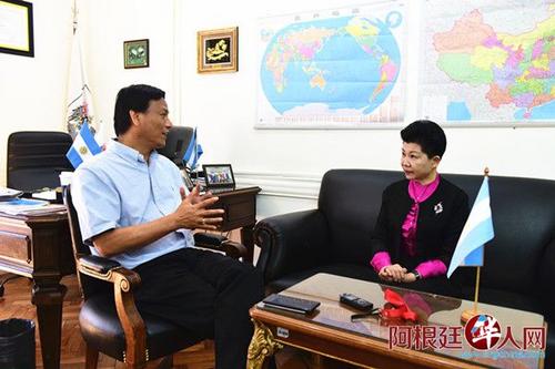 中國僑網(wǎng)袁建平與來訪者交流。(阿根廷華人網(wǎng))
