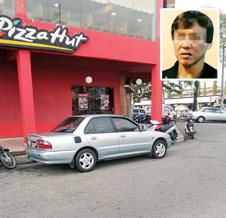 中國僑網(wǎng)許榮源失蹤前其英雄國產(chǎn)轎車停放在太子路店屋旁。(馬來西亞《光華日報》)