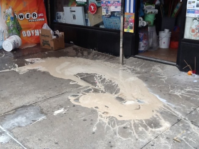 中國僑網(wǎng)華裔經(jīng)營的雜貨鋪被人莫名潑白色油漆。(美國《世界日報》)