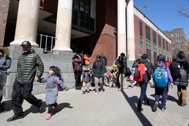 中國僑網(wǎng)許多無證家庭的孩子患焦慮癥,擔(dān)憂放學(xué)回家后父母被抓等待遞解。(美國《世界日?qǐng)?bào)》/朱澤人 攝)