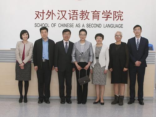 中國僑網(wǎng)合影留念