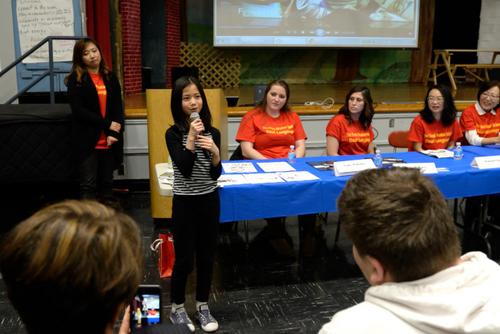 中國(guó)僑網(wǎng)173小學(xué)學(xué)生分享雙語(yǔ)教學(xué)成果。(記者 朱澤人/攝影)