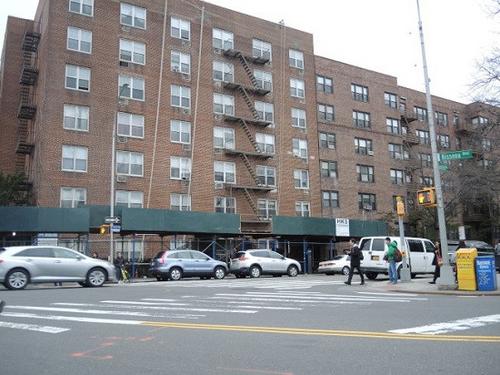 中國(guó)僑網(wǎng)華裔男子在此路口附近被搶走十部手機(jī)和一萬(wàn)美元現(xiàn)金。(美國(guó)《世界日?qǐng)?bào)》/朱蕾 攝)