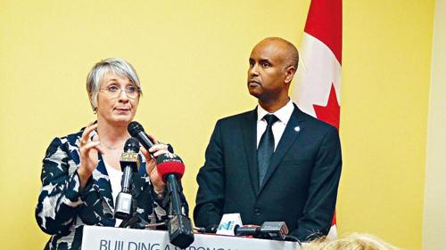 中國僑網(wǎng)凱杜(左)與胡辛一起到訪安省賓頓市新移民就業(yè)服務機構(gòu)。(加拿大《星島日報》)