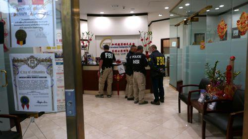 中國僑網(wǎng)聯(lián)邦機構突襲搜捕華人移民詐騙機構。(美國《世界日報》/李雪 攝)
