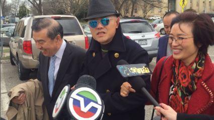 中國僑網(wǎng)資料圖:周立波在其太太胡潔與律師莫虎的陪同下現(xiàn)身法庭。(美國中文網(wǎng))