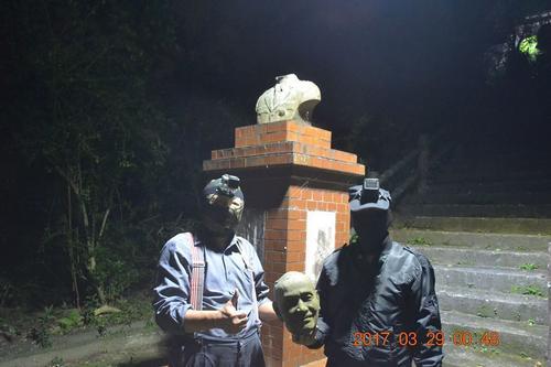 中國(guó)僑網(wǎng)自稱“臺(tái)灣建國(guó)工程隊(duì)”的人士趁夜砍蔣介石頭像并拍照。(圖片來(lái)源:臺(tái)灣《聯(lián)合報(bào)》)