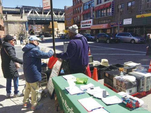 中國(guó)僑網(wǎng)市清潔局紐約市電子垃圾回收9日在華埠為民眾服務(wù)。(美國(guó)《僑報(bào)》/葉永康 攝)