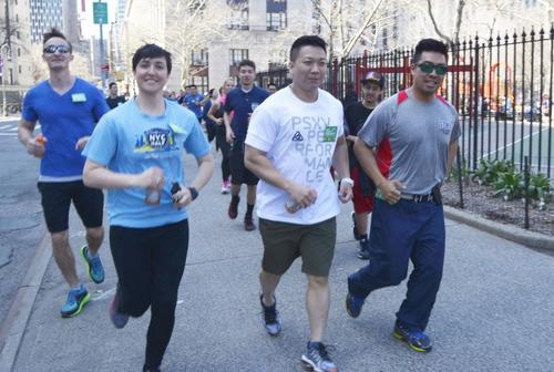 中國僑網(wǎng)市警五分局與民眾慢跑了解華埠。(美國《世界日報》/俞姝含 攝)