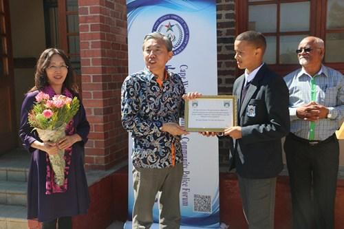 中國(guó)僑網(wǎng)學(xué)校為康勇頒發(fā)感謝狀