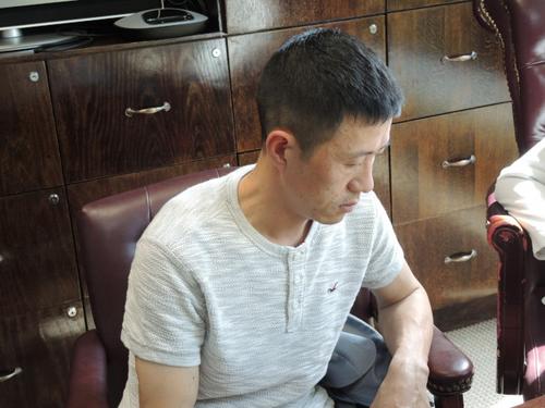 中國僑網(wǎng)林先生講述自己的經(jīng)歷。(美國《僑報(bào)》/朱蕾 攝)