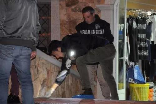 中國(guó)僑網(wǎng)意大利警員勘察兇案現(xiàn)場(chǎng)。(意大利歐聯(lián)網(wǎng))