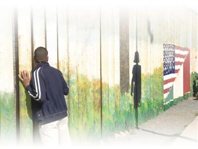 中國僑網邊境隔離墻邊一名等待和親人見面的墨西哥男子。本報記者 李 強攝