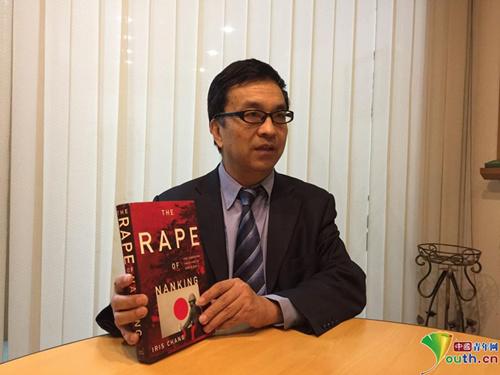 中國僑網(wǎng)童增手持《南京大屠殺》介紹與張純?nèi)缱畛跻娒娼?jīng)過 中國青年網(wǎng)記者 姚蘭 攝