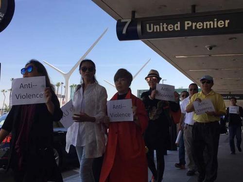 中國僑網(wǎng)當天示威活動和平進行,機場警方和聯(lián)航均未干涉。(美國《世界日報》/楊青 攝)