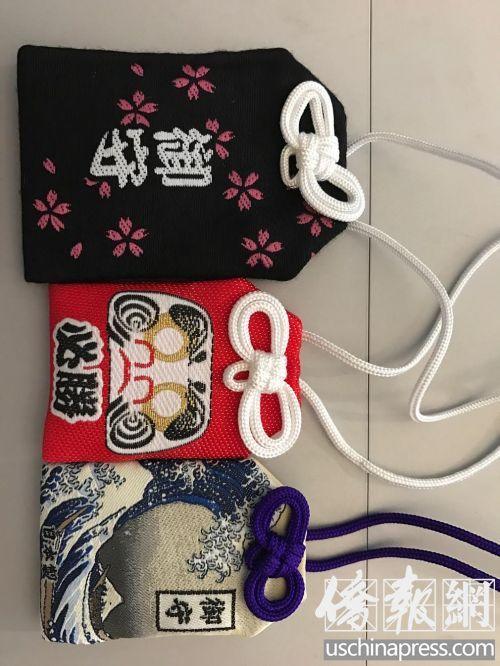 中國(guó)僑網(wǎng)女友為求下同學(xué)中簽特從日本神社求來(lái)福簽。(美國(guó)《僑報(bào)》)