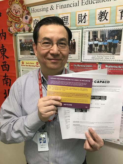 中國僑網(wǎng)華咨處劉振斌希望華裔稅務(wù)民踴躍參與擴大“工作所得抵稅”簽名請愿行動。(美國《世界日報》/黃惠玲 攝)