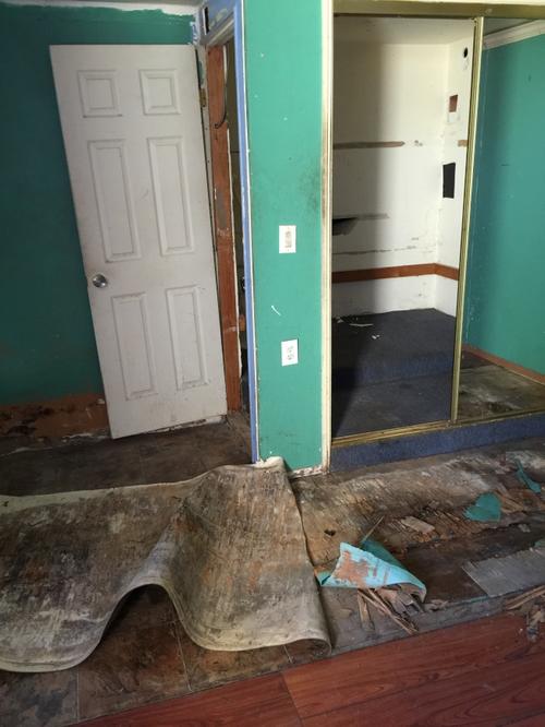 中國僑網拿錢走人,搬走后留下一片狼藉。(美國《世界日報》)