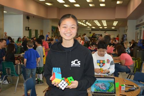 中國僑網(wǎng)薛映葉獲得賭城魔術(shù)方塊競賽三項(xiàng)冠軍。(美國《世界日報(bào)》/馮鳴臺 攝)