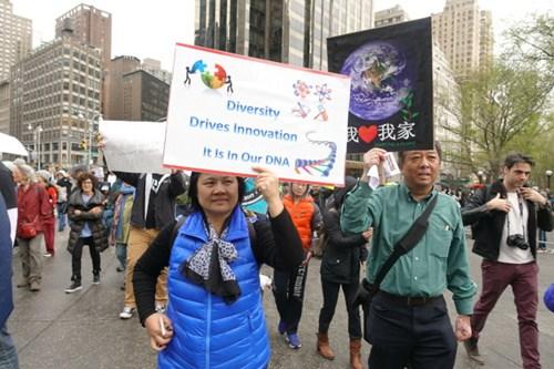 中國(guó)僑網(wǎng)眾多各行各業(yè)華裔民眾加入到科學(xué)大游行隊(duì)伍中。(美國(guó)《世界日?qǐng)?bào)》/金春香 攝)