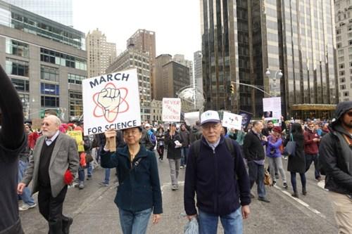 中國(guó)僑網(wǎng)眾多各行各業(yè)華裔民眾加入到科學(xué)大游行隊(duì)伍中。(美國(guó)《世界日?qǐng)?bào)》/金春香 攝)