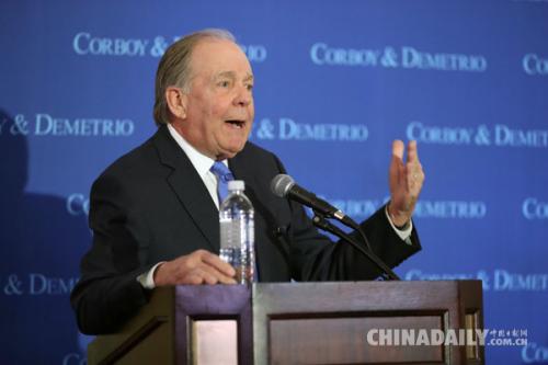 中國僑網(wǎng)4月13日,被美聯(lián)航暴力趕下飛機的越南裔美國乘客的代理律師托馬斯·德梅特里奧在芝加哥舉行的記者會上講話。(圖片來源:新華社)